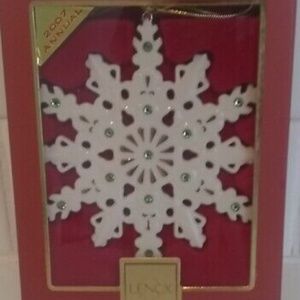Lenox China Annual Snowflake Ornament With Green Gems 2007